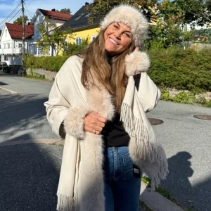 Jackie ullskjerf m/fuskepels – Lys Beige