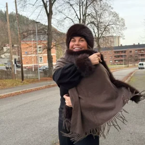 Jackie Ullskjerf m/ fuskepels – Sjokoladebrun