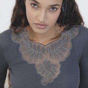 Oscalito dame ribb genser ull/silke blomster­motiv brodert på tyll dusty blue