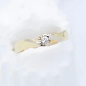NATURLIG DIAMANTRING I 18K GULL 4,6 GRAM